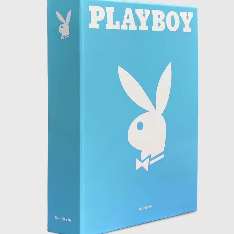 Découvrez Philippe Pasqua, artiste français vivant considéré comme une figure majeure de l’art contemporain dans ce Coffret Bleu Playboy.